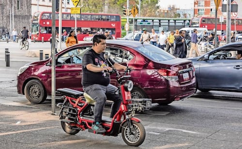 Buscan que scooters y bicis eléctricas paguen trámites en CDMX; iniciativa fija costos de placas y licencias