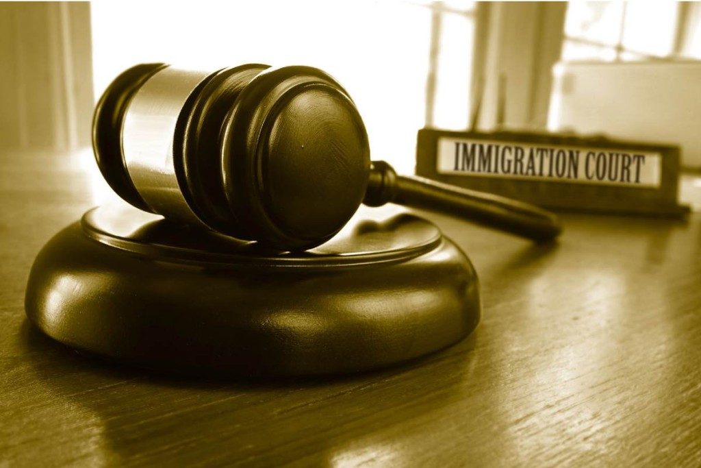 Caos en las cortes de migración de Chicago disparan órdenes de deportación en ausencia