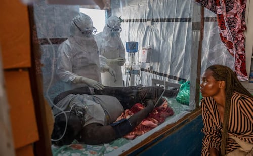 Cifra de casos de ébola podría ser hasta cuatro veces superior a lo calculado: OMS; más de mil 960 personas resultaron infectadas