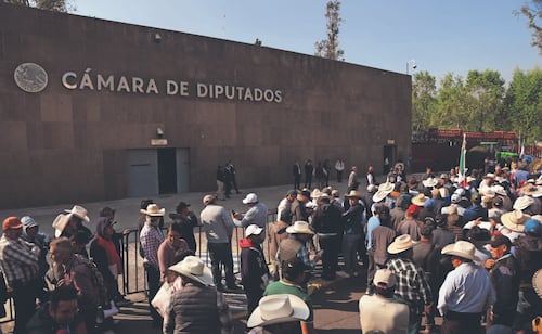 Continúa turismo legislativo en la Cámara de Diputados; cuesta al erario 5.6 mdp