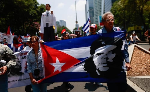 “¡Cuba no está sola, Trump se equivoca!”; colectivos marchan a la antigua embajada de EU para exigir fin al bloqueo a la isla