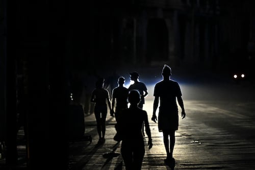 Cuba restablece la electricidad tras apagón total; la isla sufrió un tercer corte general de energía en menos de 10 días
