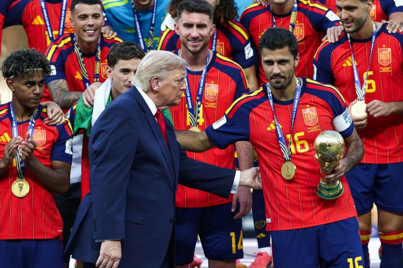 Donald Trump busca el protagonismo en el Mundial y se queda en el escenario junto a España