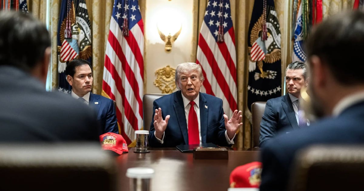 Donald Trump sigue el ejemplo de Nayib Bukele: Insinúa (otra vez) tercer mandato pese a prohibición