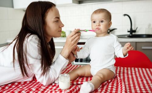 ¿Es malo el consumo de azúcar añadida en los primeros dos años de vida?; estudio advierte consecuencias en bebés
