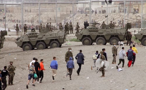 España refuerza la seguridad en Ceuta con militares; hallan 15 cuerpos tras ingreso masivo de migrantes marroquíes