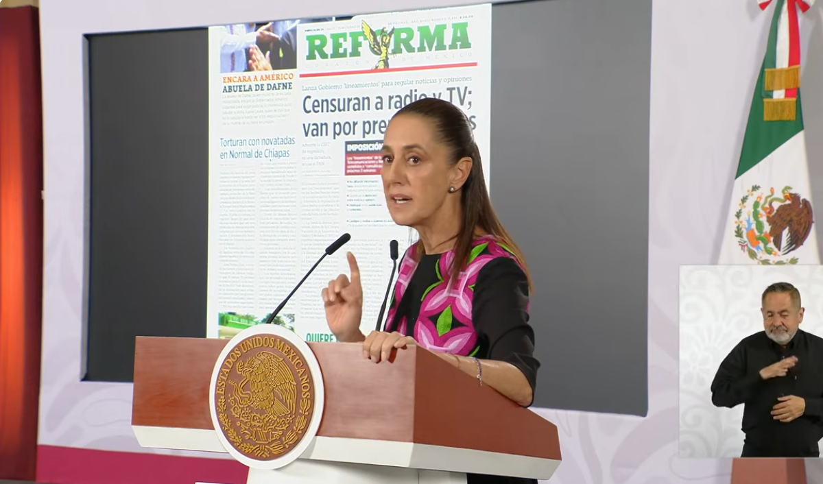 “Falso” que habrá censura, “el pueblo” regulará a los medios, dice Sheinbaum y exhibe a periodistas