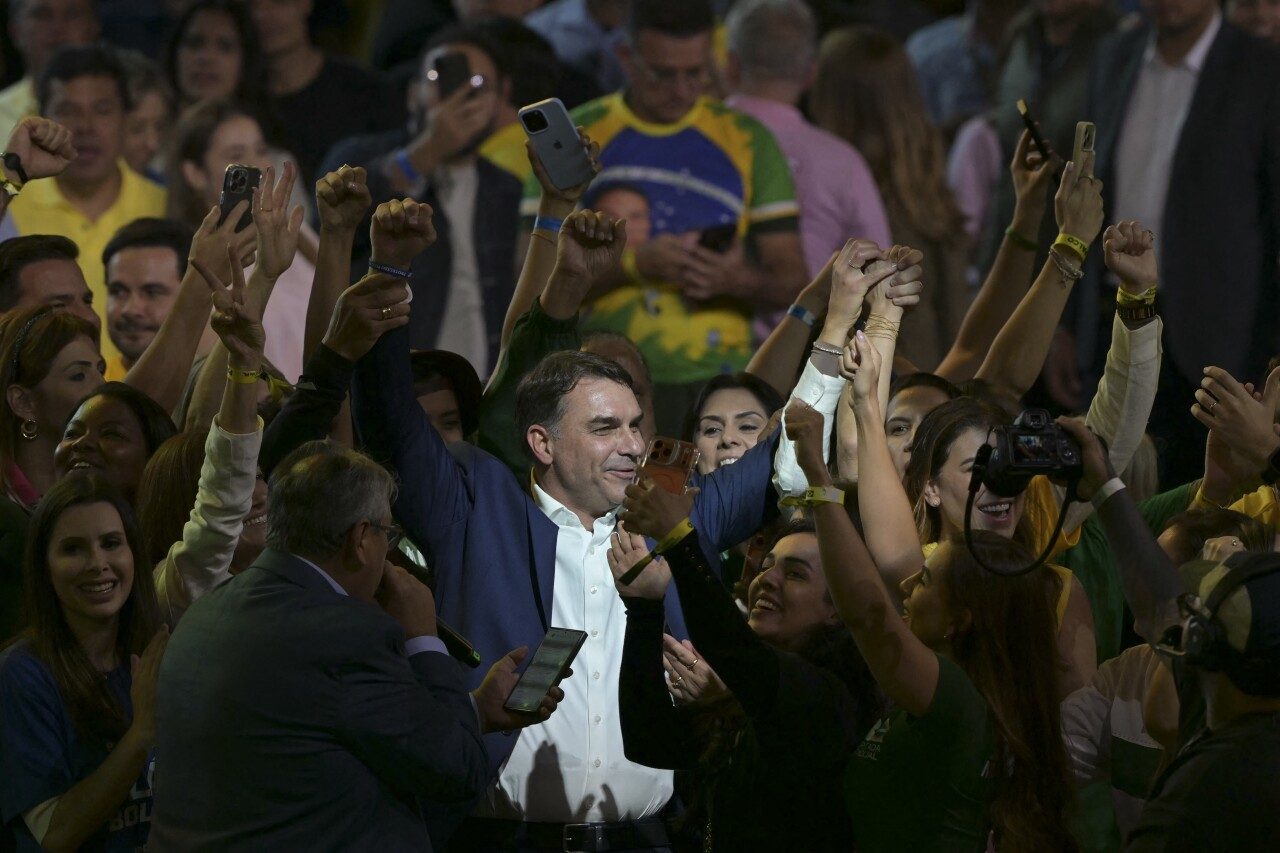 Flávio Bolsonaro oficializa su candidatura presidencial en Brasil