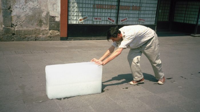 Francis Alÿs y el hielo que retrató el desgaste de la gente en el DF