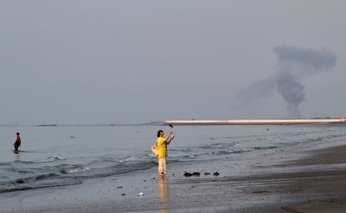 Guardianes de la Revolución de Irán reportan explosión de dos petroleros en el estrecho de Ormuz; EU niega versión