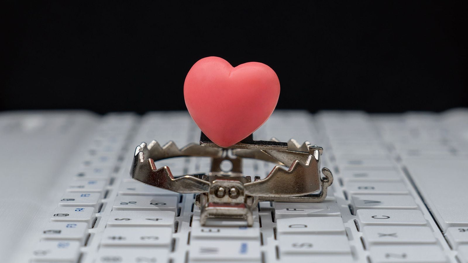 Hombres usan IA para coquetear: ¿Qué es el fenómeno del ‘chatfishing’ en Hinge, Tinder y apps de citas?