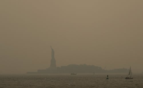 Humo de incendios en Canadá llega a Nueva York; autoridades emiten una alerta por la calidad del aire