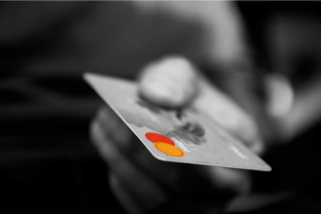 ICE usa datos de tarjetas de crédito para ubicar a migrantes sin tener orden judicial