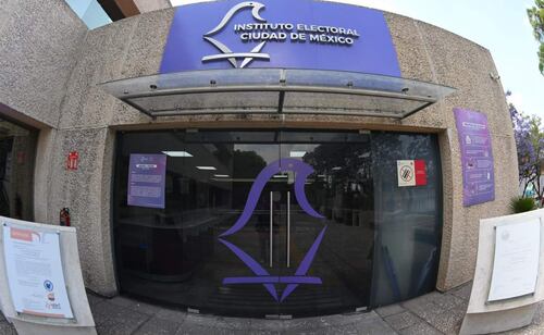 IECM inicia procedimiento sancionador contra Víctor Hugo Romo por presunta promoción personalizada; pide retirar propaganda