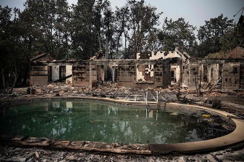 Incendio en Girona, Francia, deja 75 bomberos heridos y 240 casas destruidas; fuego obliga a realizar 220 mil desalojos