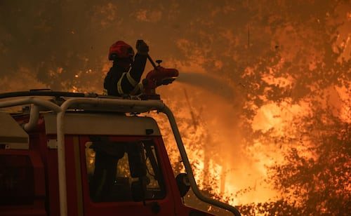 Incendios forestales arrasan España y Francia; evacúan a 260 mil personas