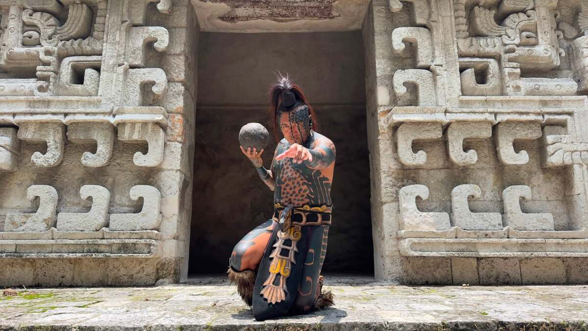 Influencer ‘El Último Maya’ dona una pelota de caucho de su familia al Museo Nacional de Antropología