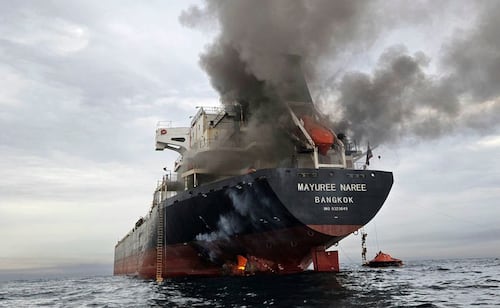Irán responde a ataques de EU tras cierre de estrecho de Ormuz; Trump dice que “golpeo duro”