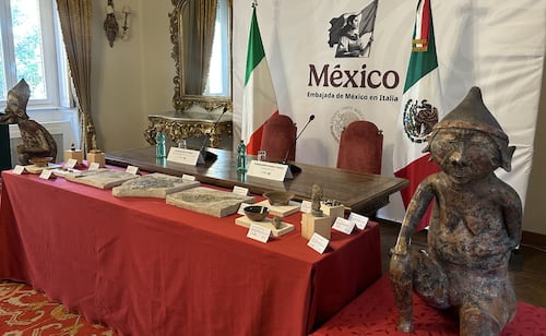 Italia entrega a México 27 piezas arqueológicas y fósiles de origen precolombino