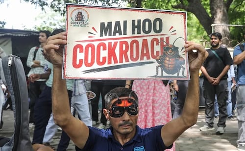 Movimiento de "Las Cucarachas" pone fin a las protestas en India; ocurre tras dimisión de ministro de Educación