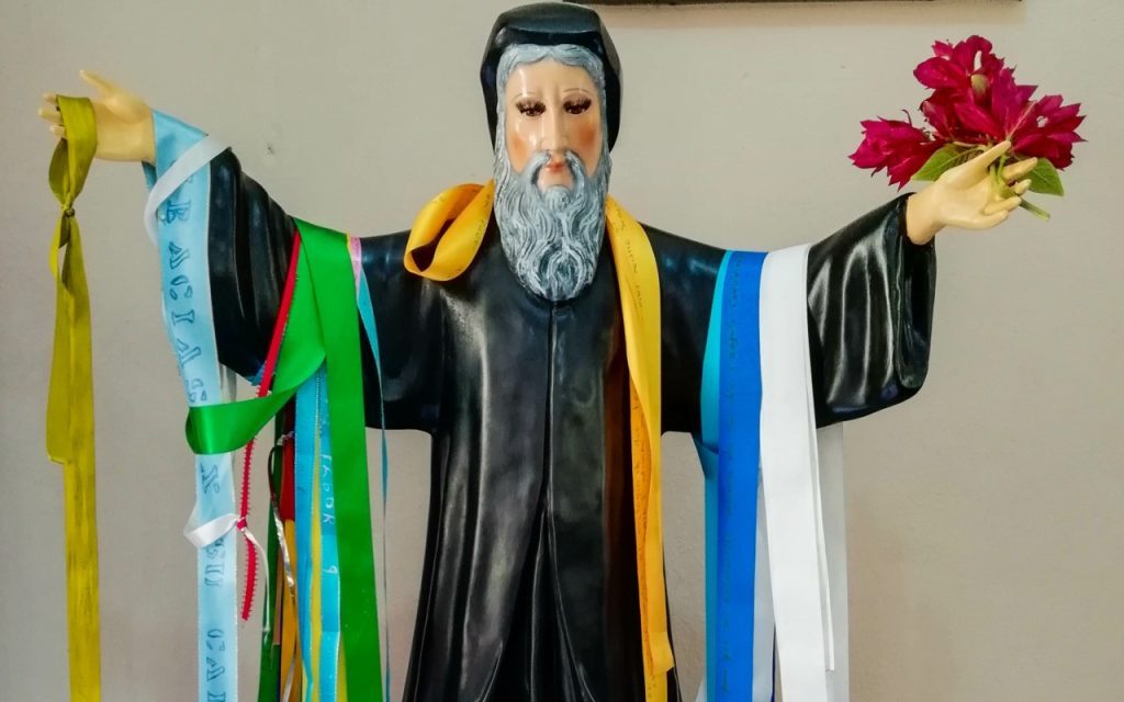¿Necesitas un milagro? Reza esta poderosa oración a San Chárbel y el misterio de los listones