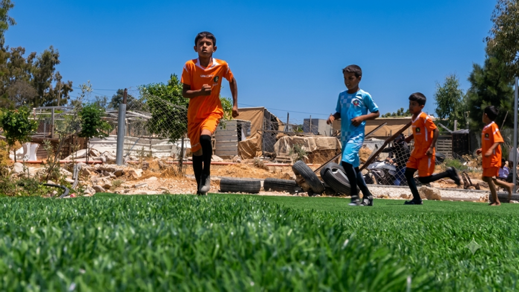 Niños palestinos piden a la FIFA salvar la única cancha de fútbol de su aldea