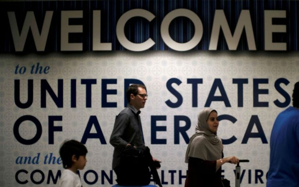 Nueva regla de carga pública de Trump: cómo puede influir en las solicitudes de Green Card