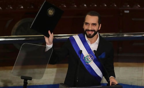 Oposición salvadoreña perfila a sus candidatos; Bukele busca ampliar su permanencia en el poder