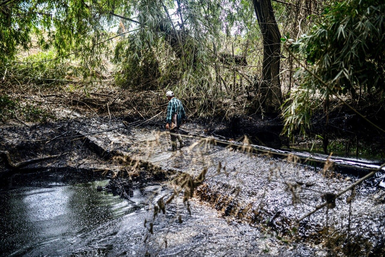 Pescadores afectados por derrame de Pemex presentan amparo para obtener indemnizaciones