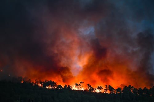 Por incendios en Francia, movilizarán mil 500 militares para combatir las llamas; ayudarán a desalojar las zonas amenazadas