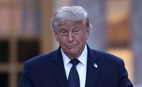 Presentan diseño de moneda conmemorativa con rostro de Trump; legislación de EU prohíbe que piezas lleven el rostro de personas vivas