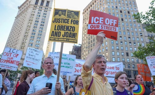 Protestan en Nueva York por muertes de migrantes; activistas exigen justicia para víctimas del ICE