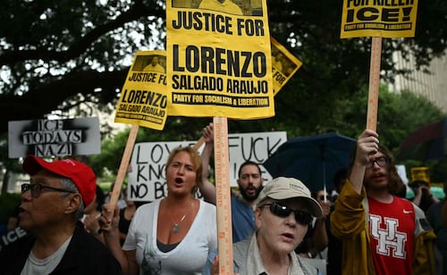 Protestan en Texas por muerte del mexicano Lorenzo Salgado a manos del ICE; le cantan "Amor eterno"