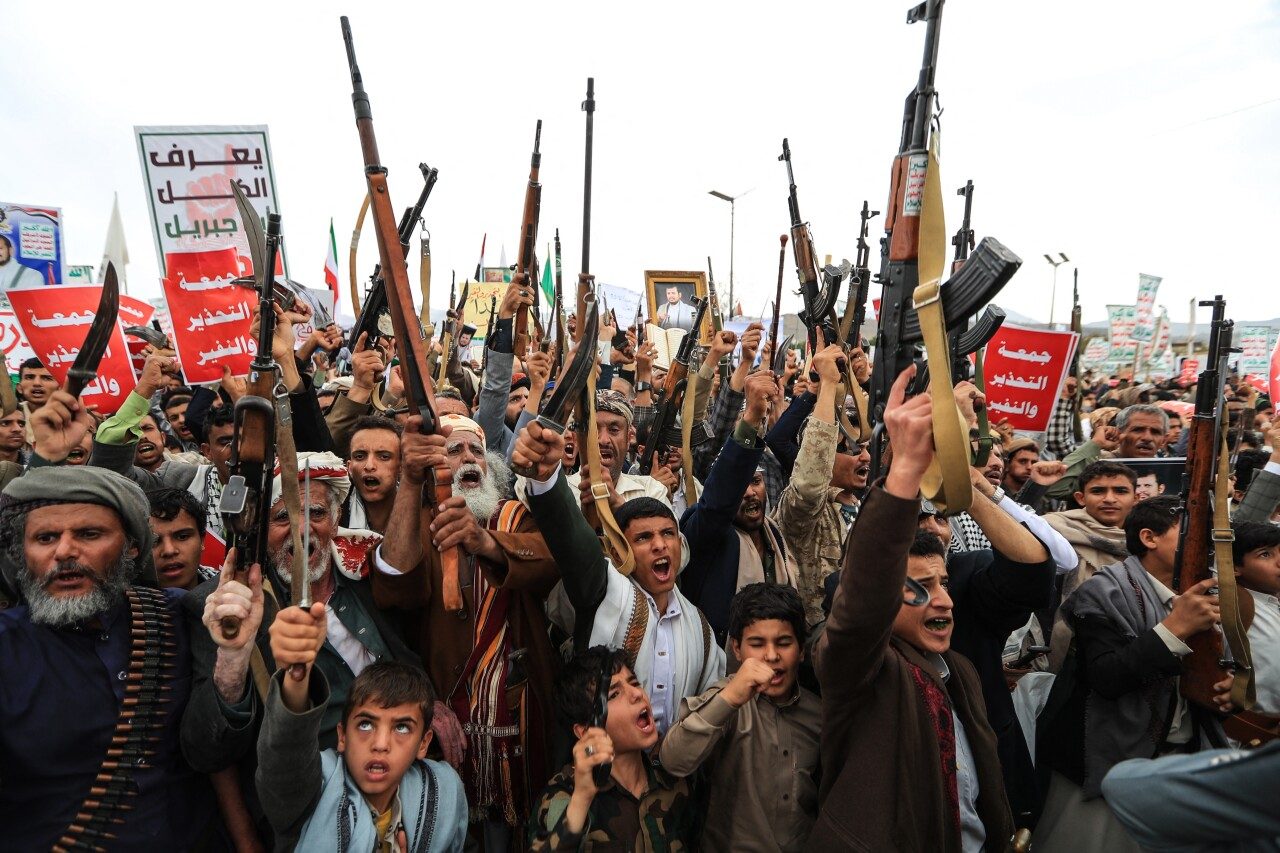 Rebeldes hutíes lanzan misiles contra refinerías saudíes mientras escala el conflicto con Irán