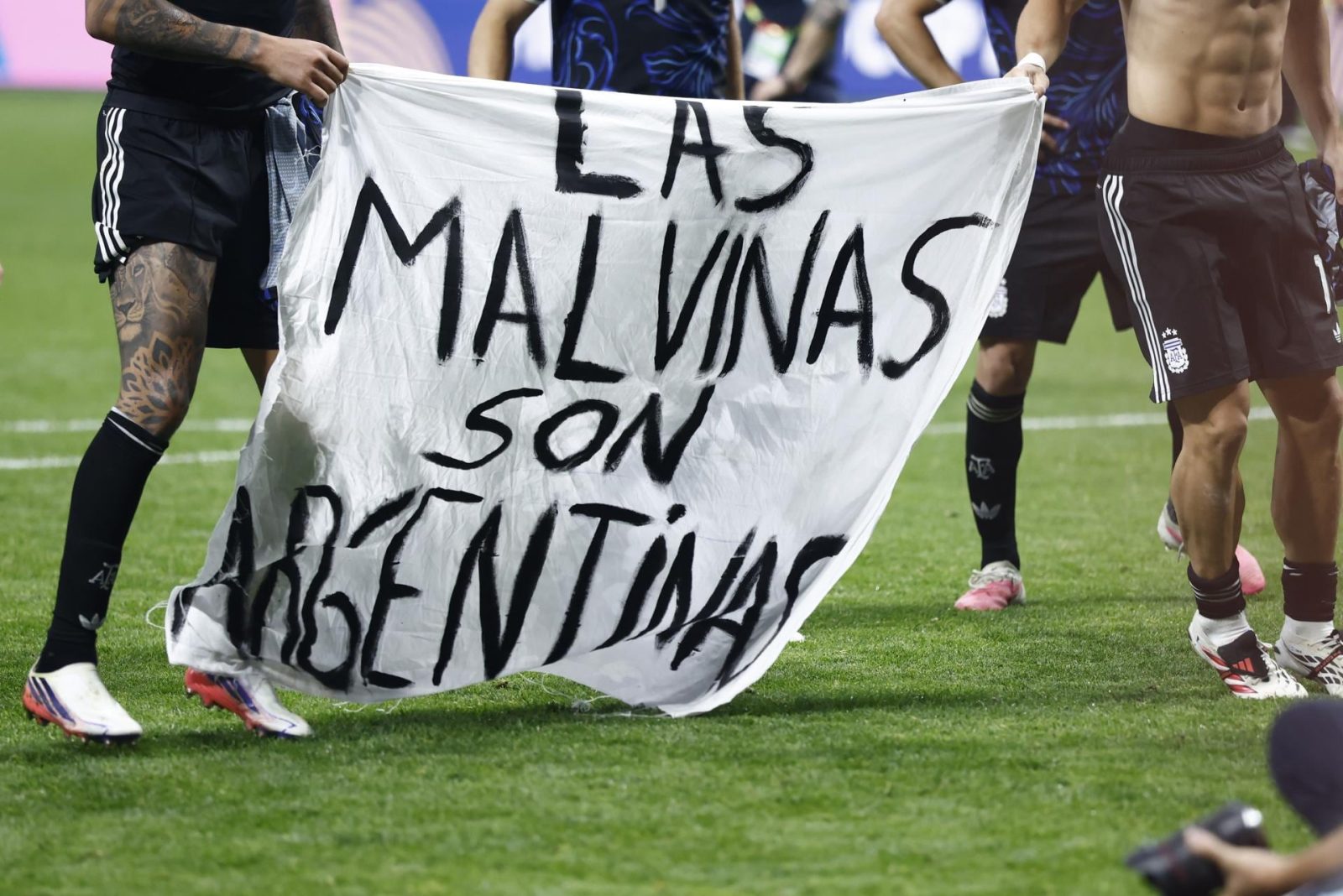 Reino Unido exige a la FIFA investigar cartel de Argentina que decía: ‘Las Malvinas son argentinas’