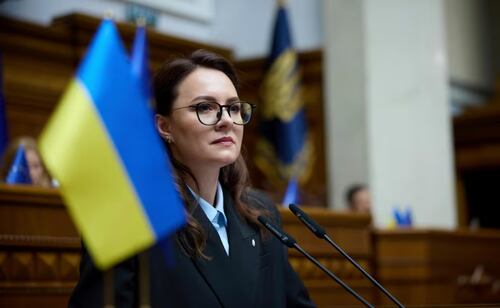 Renuncia primera ministra de Ucrania; Zelensky ordena remodelación de su gobierno