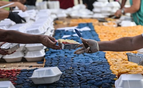 Reparten el "pastel más grande de Venezuela" entre niños afectados por sismos; apoyan a menores en refugios de La Guaira