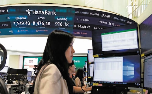 Salen capitales de los mercados emergentes por segundo mes al hilo
