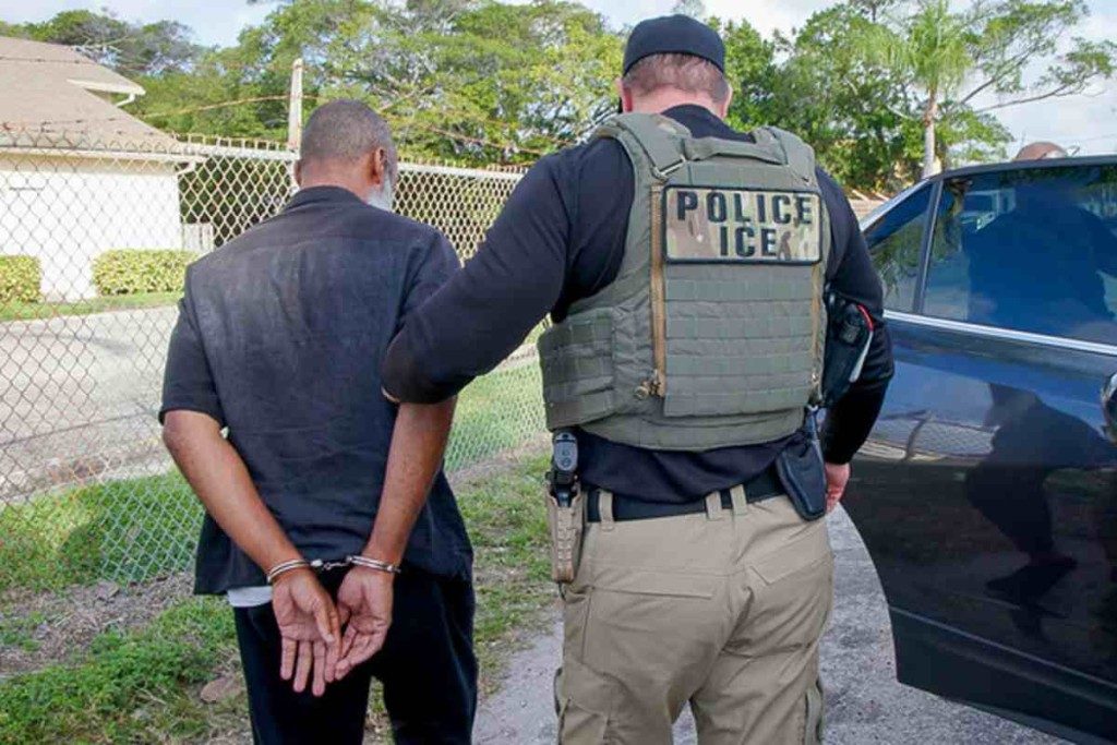“Seguro es un mojado” Agentes del ICE usan insultos racistas para detener migrantes