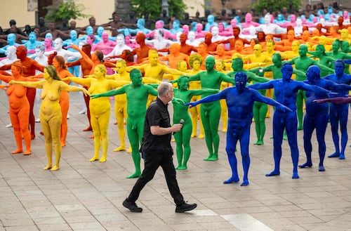 Spencer Tunick plasma el gran espectro de la identidad LGTBIQ+ en una escultura humana multicolor