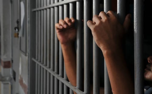 Trabajador del sistema penitenciario de CDMX denuncia retención de salario; acusa presiones para renunciar a su plaza