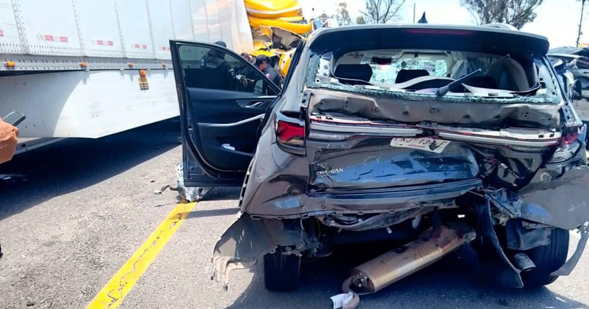 Tráiler embiste dos autos en Guanajuato; muere un bebé de un año y el chofer huye