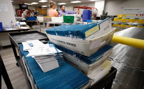 Tribunal bloquea restricciones al voto por correo de Trump; rechaza aplicarlas en 23 estados de EU