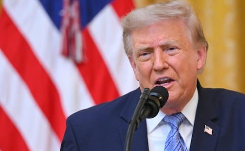 Trump amenaza a Canadá con más aranceles; lo acusa de "negligencia" por los incendios forestales
