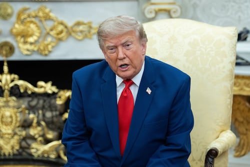 Trump aprueba acuerdo nuclear con Arabia Saudita; el reino obtiene vía para enriquecer uranio