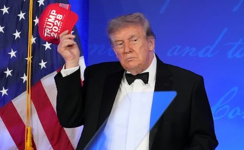 Trump arremete contra prensa crítica en cena de corresponsales; bromea con buscar un "cuarto mandato"