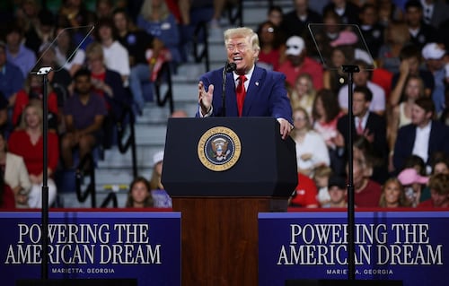 Trump bromea de nuevo con presentarse a las elecciones de 2028; ley prohíbe un tercer mandato