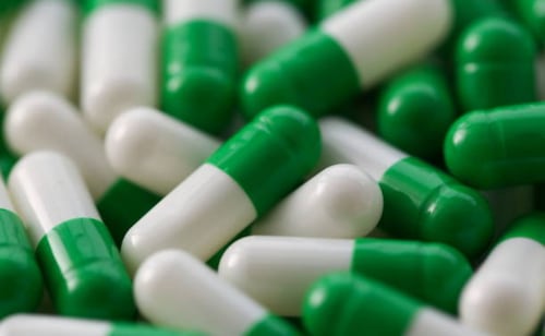 Trump impone aranceles del 100% a medicamentos genéricos importados; busca impulsar la producción en EU