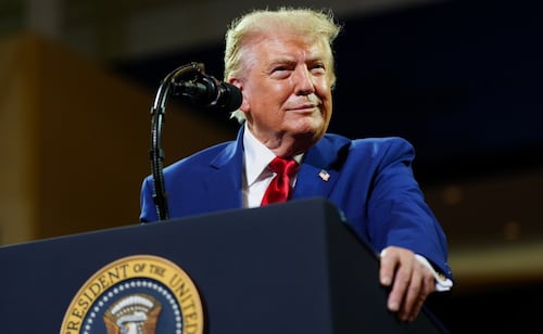 Trump presume salida de empresas de México por sus aranceles; llama al país "Méjijo" en mitin