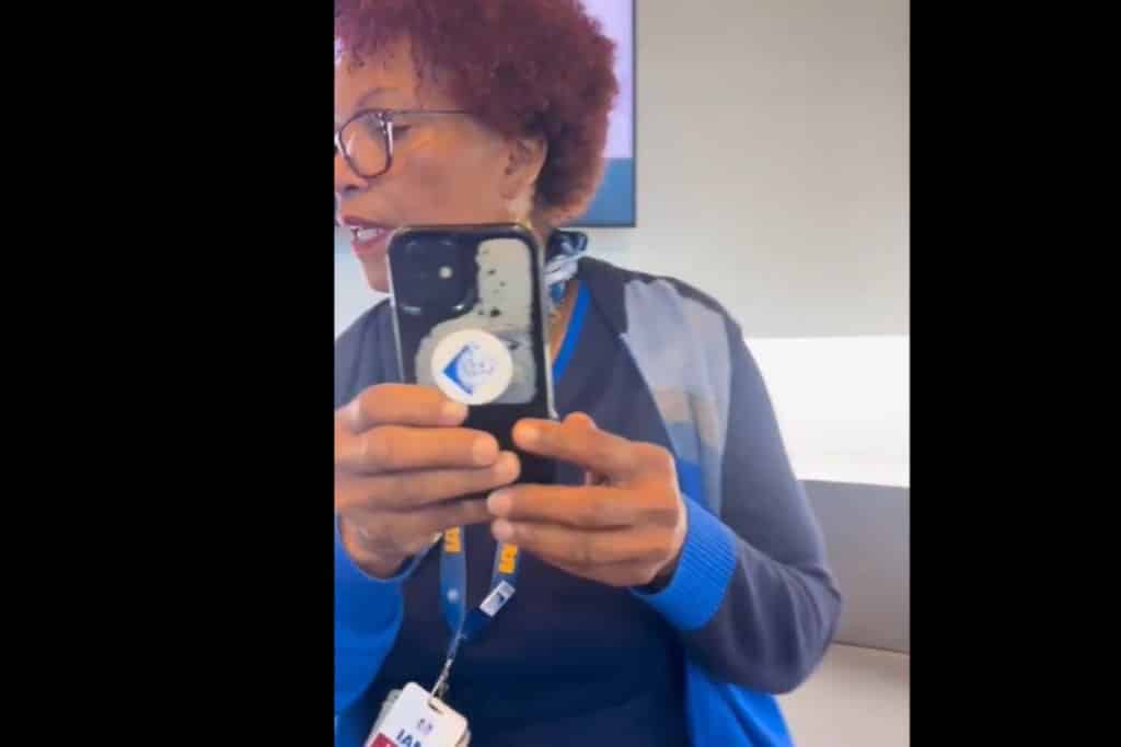 “Tú no te comportas como ciudadano”: Empleada de United Airlines amenaza a pasajero con llamar a ICE
